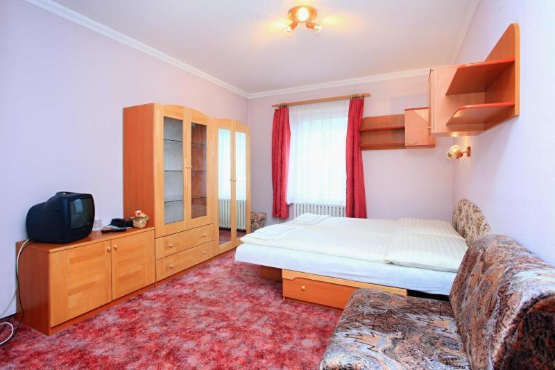Hotel Central Kremnitz Zimmer foto